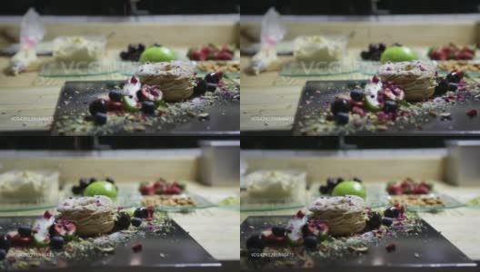 糕点师在餐厅厨房准备美味的甜点高清在线视频素材下载