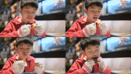 小男孩在吃烤乳鸽高清在线视频素材下载