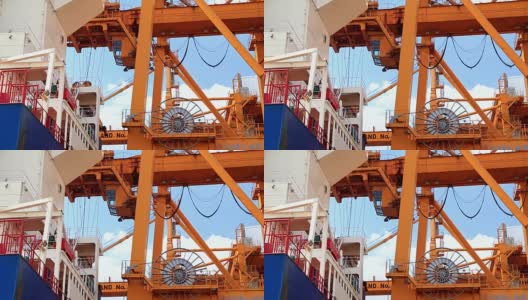 起重机从船上装载货物集装箱高清在线视频素材下载