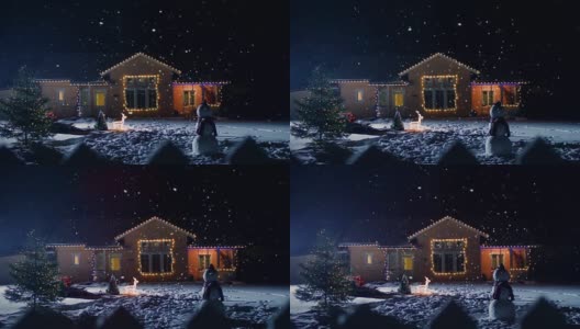 为平安夜装饰灯和花环的田园小屋。前院有圣诞树和雪人。轻柔的雪花在夜晚安详地飘落。高清在线视频素材下载