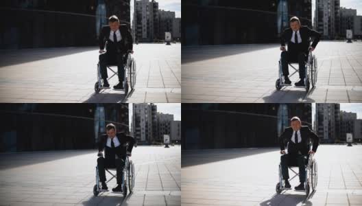 瘸子商人试图从轮椅上站起来高清在线视频素材下载