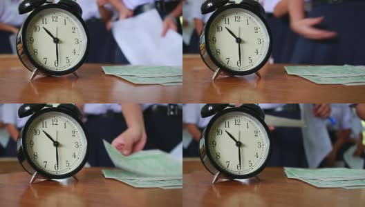 位于亚洲，泰国的中学，大学教室的期末考试教室里的木桌上的Alam钟。它显示一个超时标志。在中学，教育理念高清在线视频素材下载