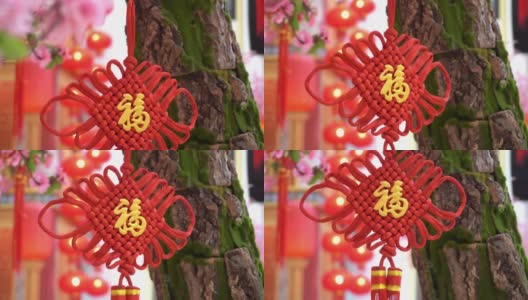 红色挂在人造树上装饰高清在线视频素材下载