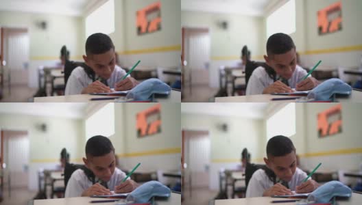残疾学生在学校上课时做笔记高清在线视频素材下载