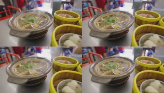 肉骨茶是新鲜的热流和中国点心在竹篮在桌子上高清在线视频素材下载
