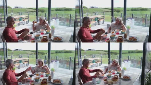 享受早餐的老年夫妇高清在线视频素材下载