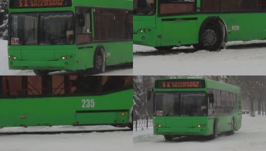 冬天。公共城市交通巴士正行驶在城市的雪道上。慢动作降雪。交通状况不佳，暴风雪。有发生交通事故的危险。十字路口高清在线视频素材下载