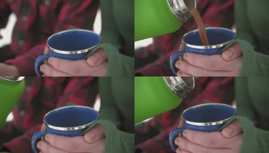 有人把热咖啡倒进别人的杯子里的特写镜头高清在线视频素材下载