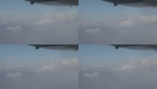 在云上飞行，前景有螺旋桨，远处有喜马拉雅山高清在线视频素材下载