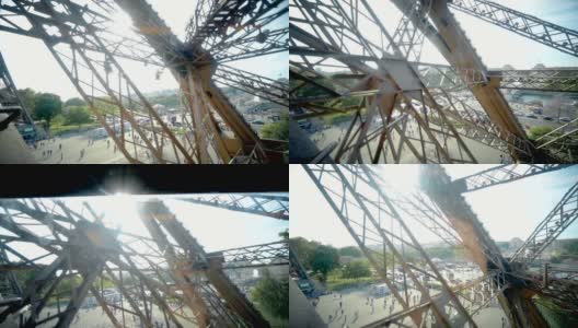 在巴黎埃菲尔铁塔反射的脏窗电梯下的POV高清在线视频素材下载