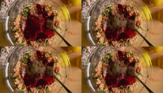 如何自制土耳其传统菜酿橄榄油葡萄叶加黑胡椒高清在线视频素材下载
