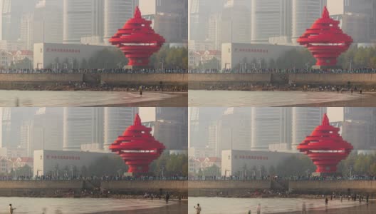 青岛阳光灿烂的日子著名的海湾纪念碑拥挤的广场时间流逝全景4k中国高清在线视频素材下载