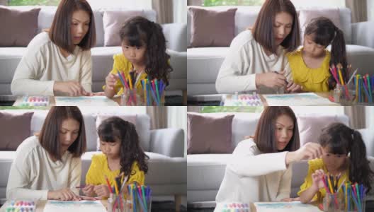 妈妈在家里的客厅教小女孩画画高清在线视频素材下载