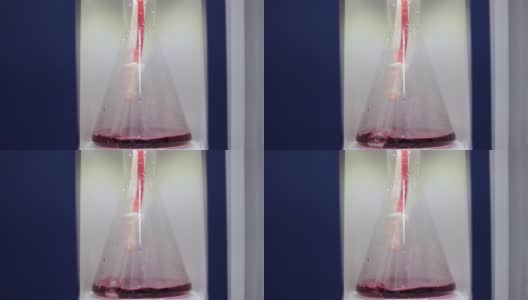 在玻璃试管中混合液体高清在线视频素材下载