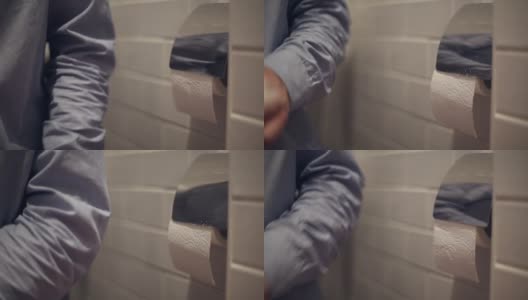 男人撕下卫生纸高清在线视频素材下载