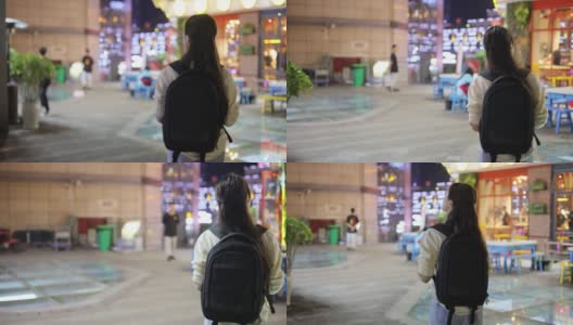 年轻的旅行者走在夜城的街道上高清在线视频素材下载