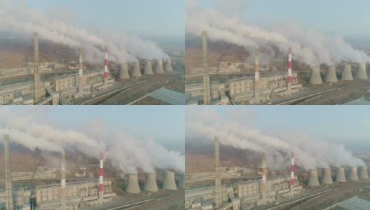 鸟瞰图，工业园区的管道倾泻着浓浓的白烟。浓烟滚滚。火力发电厂管道、空气污染。高清在线视频素材下载