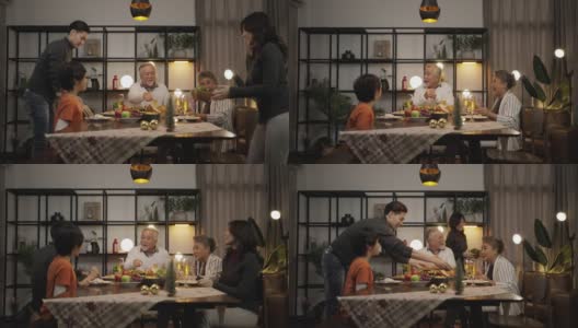 亚洲家庭在家里的餐桌上吃晚餐。高清在线视频素材下载