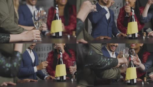 低角拍摄的朋友们在新年庆祝期间举杯高清在线视频素材下载