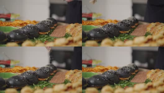女厨师在黑面包上撒上芝麻高清在线视频素材下载