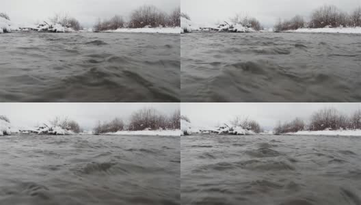 在冰冻地带下流过的小溪或河流高清在线视频素材下载