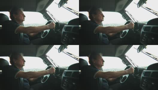 退休老人在雷雨天气开车。在雨天开车的人在4K高清在线视频素材下载