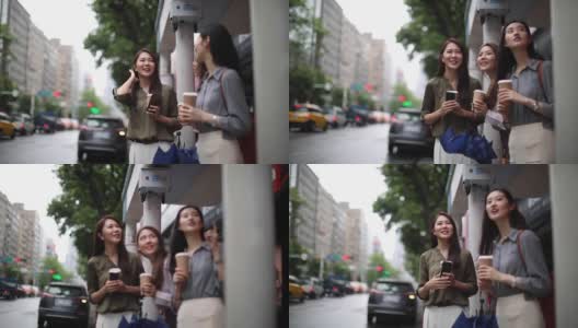 台湾女性朋友在雨中等公共汽车高清在线视频素材下载