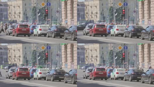 交通灯红色。汽车停在十字路口。大都市的十字路口高清在线视频素材下载