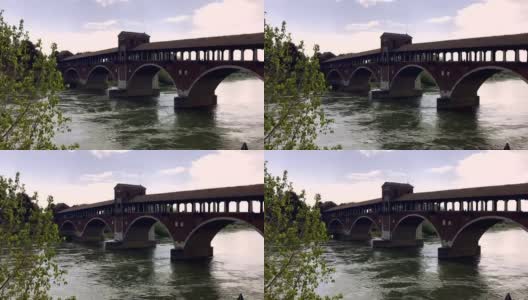 河上的拱桥上有行人，帕维亚高清在线视频素材下载