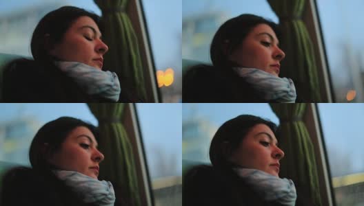 女人在坐公共汽车时睡着了。女孩快要在旅行中睡着了高清在线视频素材下载
