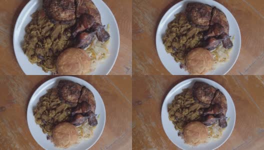 旋转变焦镜头拍摄牙买加食物-烤鸡，米饭和豌豆，煎饺子高清在线视频素材下载