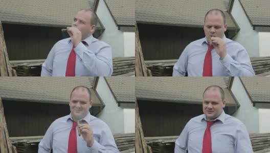 一名男子抽着雪茄，脸上挂着灿烂的笑容高清在线视频素材下载
