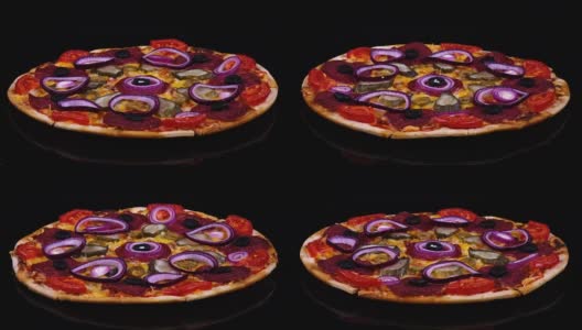 美味的自制披萨与泡菜和洋葱刚从烤箱旋转的黑色背景高清在线视频素材下载