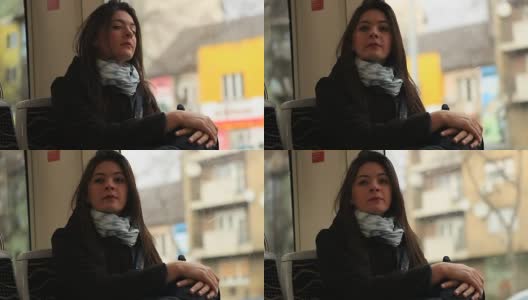 女子在乘坐火车时直视镜头。吸引女孩注意的是镜头高清在线视频素材下载