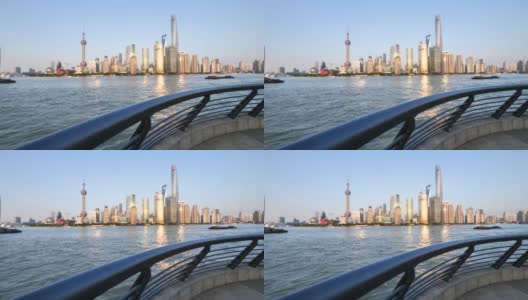 从外滩俯瞰上海天际线，蓝天背景下的摩天大楼和地标建筑，黄浦江上的船只，4k镜头，慢镜头。高清在线视频素材下载