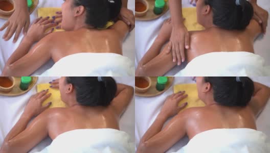 泰国女人正在接受香薰疗法的油按摩在她的背部顶部视频在泰国豪华水疗中心。高清在线视频素材下载