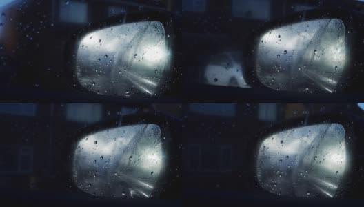 在雨中夜间驾车通过后视镜穿过市区高清在线视频素材下载