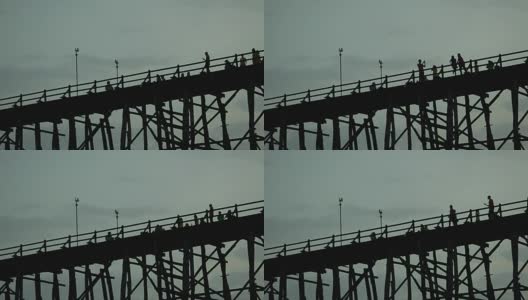 木桥上的人影高清在线视频素材下载