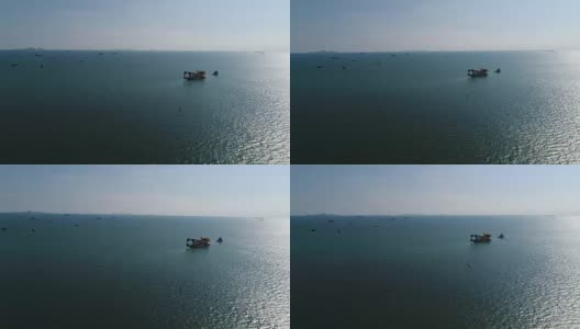 拖船装载海上石油钻井平台的鸟瞰图高清在线视频素材下载