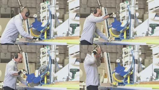 工人在工厂里用圆锯锯木头高清在线视频素材下载