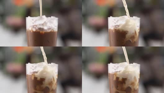 往一杯冰咖啡里倒牛奶高清在线视频素材下载