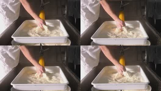 Diary Cheese factory- filtering cheese- making ricotta cheese高清在线视频素材下载