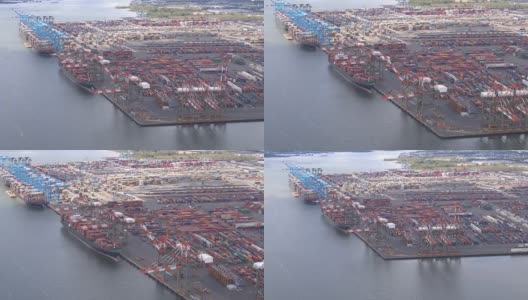 航拍:在纽约市港的集装箱船上装载重货物高清在线视频素材下载