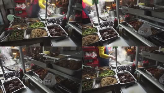 台湾华人素食小吃摊。许多类似肉和其他食物的菜肴高清在线视频素材下载