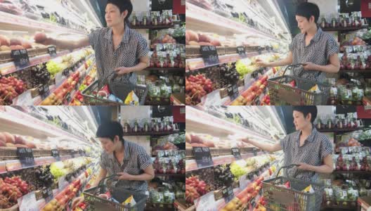 在超市买水果的女人。健康的生活方式的概念高清在线视频素材下载