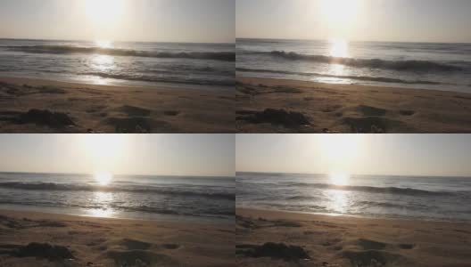 海面上的小波浪日落。《海边的日落》美丽的海上日落。日落和海浪。金色的夕阳和黄色的阳光。高清在线视频素材下载