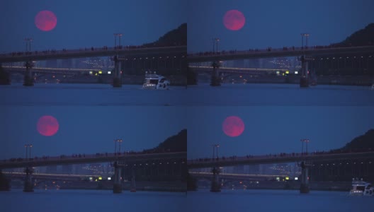 第聂伯河的夜景与移动的船只和照明人行桥。高清在线视频素材下载