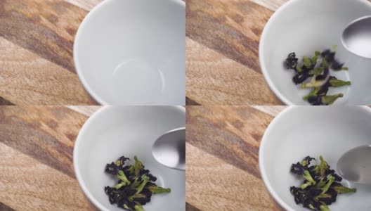 泡蝶蓝茶道。晒干的蓝色花落在白色茶杯里准备常熟茶高清在线视频素材下载