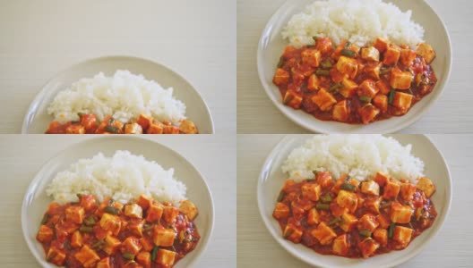 麻婆豆腐——传统的川菜，由丝豆腐和碎牛肉制成，里面塞满了麻辣味的辣椒油和花椒——亚洲美食风格高清在线视频素材下载