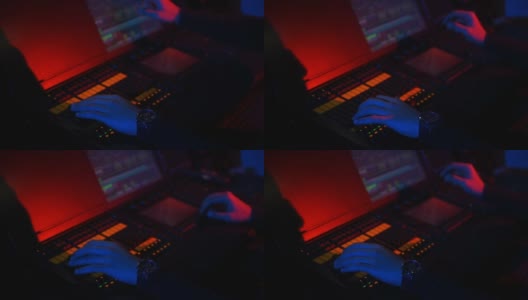 在一场音乐会中，灯光设计师的手放在混合灯光控制台上。高清在线视频素材下载
